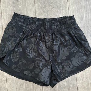 Athleta Run short 4" Black (Palm leaves)